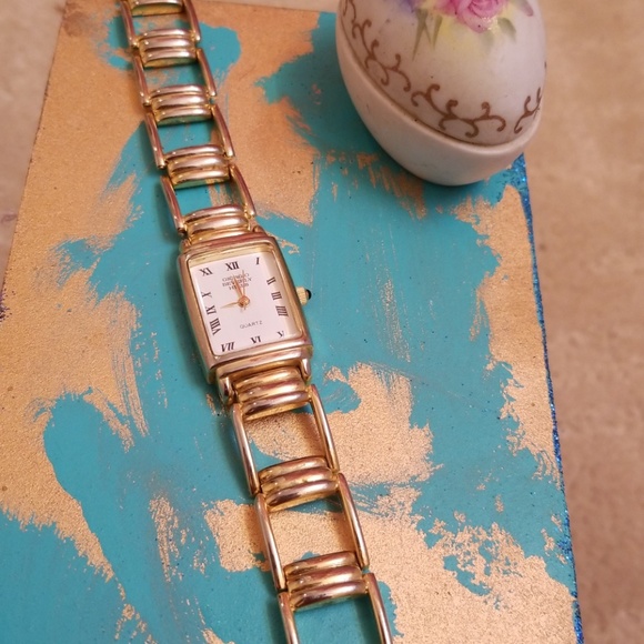 Bundle of 4 Gold tone watches NWOT heavy links - Picture 4 of 8